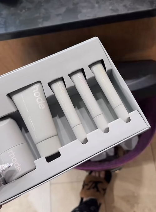 J姐怒斥海莉產品“無聊”，為支持賽琳娜當眾扔進垃圾桶